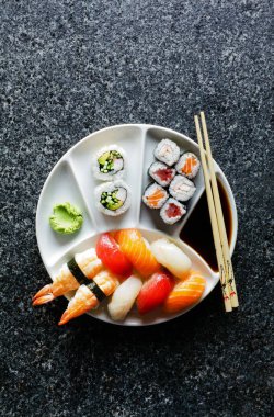 Sushi menüsü. Suşi Set nigiri ve suşi rulo, maki, wasabi.