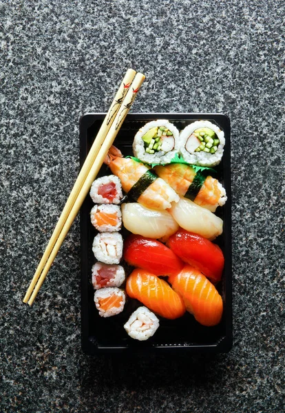 Japanische Lunchbox auf dem Stein. Essstäbchen — Stockfoto