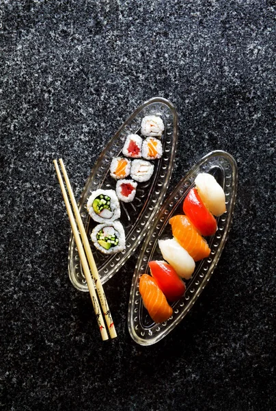 Sushi-Menü. Sushi-Set Nigiri und Sushi-Rollen, Maki, Wasabi. — Stockfoto