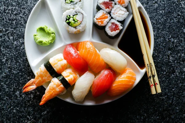 Suşi plaka nigiri suşi ayarla ve suşi rulo, maki, soya sa — Stok fotoğraf