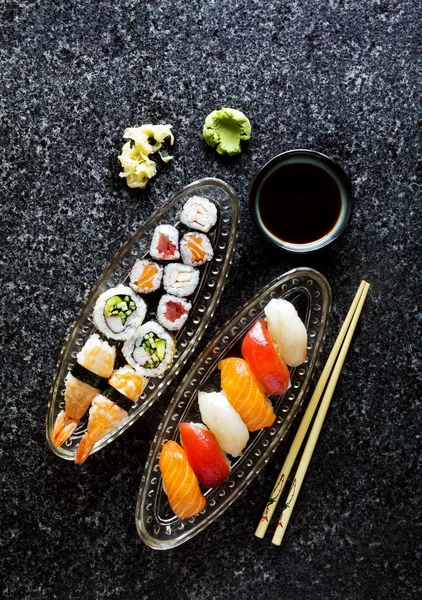 Suşi Set nigiri ve suşi rulo, maki, california roll, karides, — Stok fotoğraf