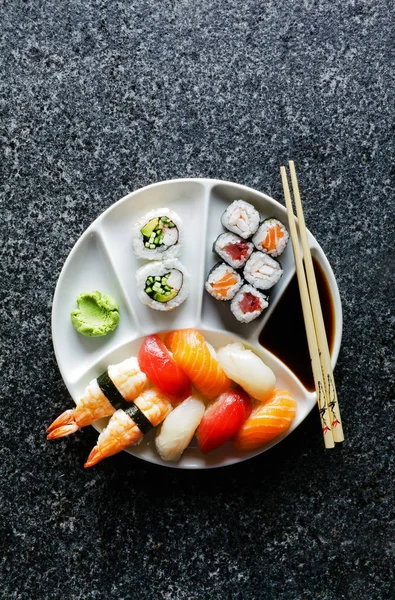 Sushi menüsü. Suşi Set nigiri ve suşi rulo, maki, wasabi. — Stok fotoğraf