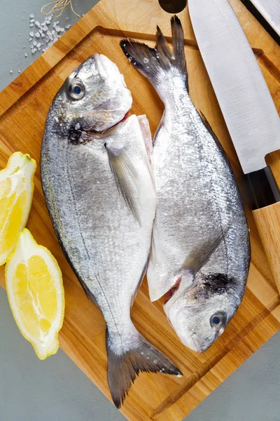 Taze çiğ kılıçbalığı veya çipura balık ile limon, otlar, petrol, 