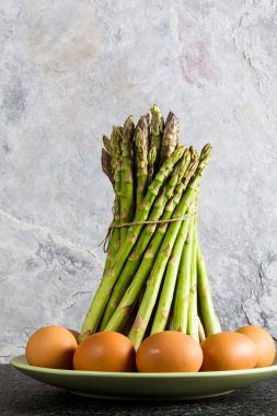 Kuşkonmaz ve yumurta hazırlanması 