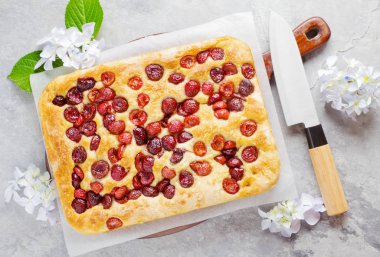Kahvaltıda ev yapımı Cherry Pie