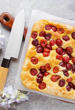 Kahvaltıda ev yapımı Cherry Pie