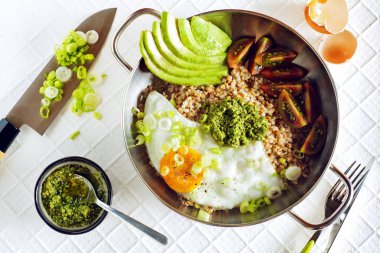 Vejetaryen kahvaltı yumurta, avokado, domates ve buğday. 