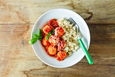 ricotta peyniri ve domates sau ile haşlanmış pirinç köfte