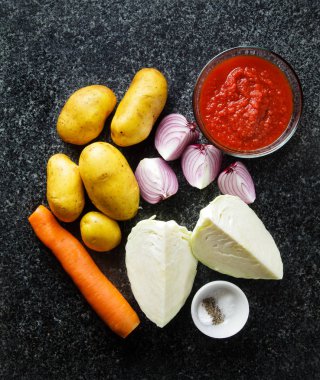 çorba için malzemeler: lahana, patates, soğan, havuç, tomat