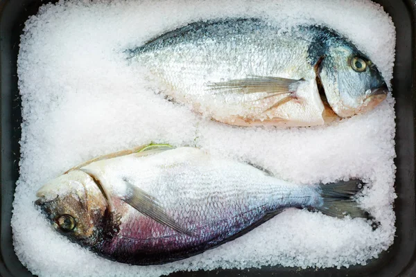 Приготування риби під солоною скоринкою. у випічці, літній люк — стокове фото