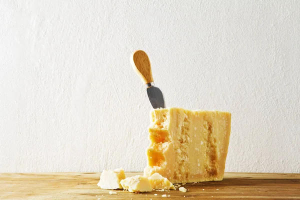 Fromage parmesan sur une table et un couteau — Photo
