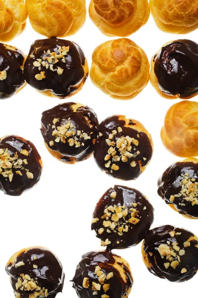 Profiterole på vit — Stockfoto