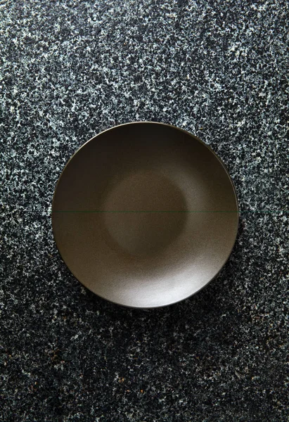 Placa escura vazia em uma mesa de mármore. fundo alimentar — Fotografia de Stock