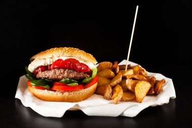 taze lezzetli hamburger ve patates kızartması ahşap masa üzerinde. Çar patates