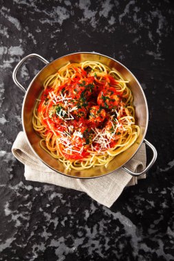 Köfte ve domates sosu ve Parmes ile lezzetli makarna spagetti