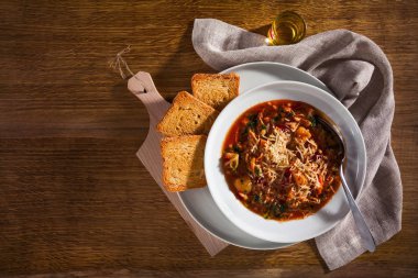 sebzeli çorba çorba ve Zwieback. sağlıklı yemek diyet 