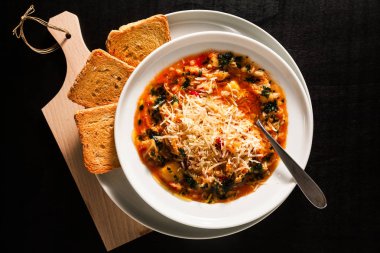 sebzeli çorba çorba ve Zwieback. sağlıklı yemek diyet 