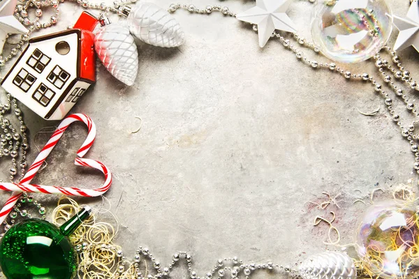 Fondo festivo con juguetes de Navidad en piedra gris — Foto de Stock