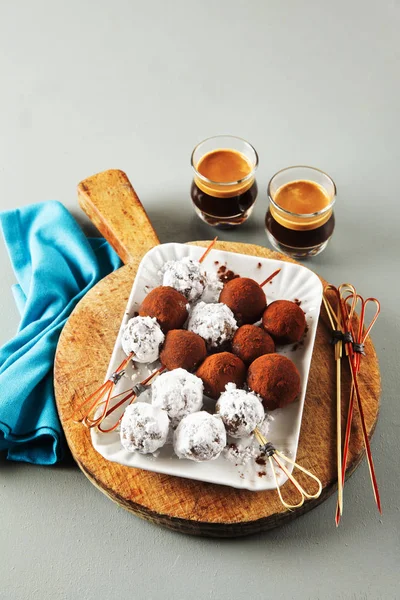 Energie zelfgemaakte snoep op een grijze achtergrond en koffie espresso — Stockfoto