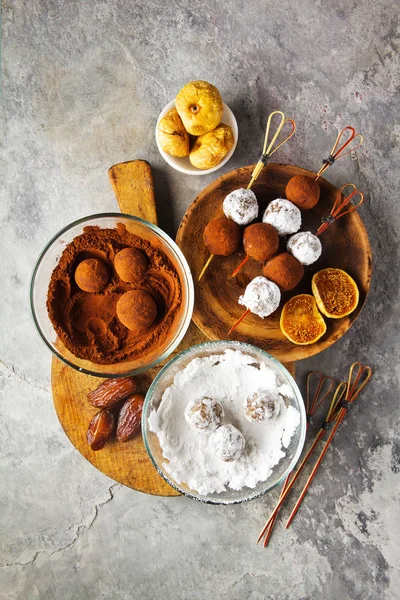 Caramelos caseros de energía sobre fondo de piedra gris —  Fotos de Stock