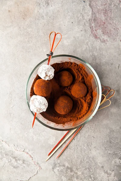 Cacao-truffel en witte sneeuw snoep. Vinger snack — Stockfoto