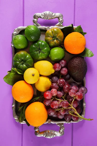 Sucos frescos verdes e roxos ou smoothies com frutas, verdes, v — Fotografia de Stock