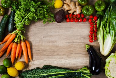 Turron Kuru Kayısı ile ahşap bir gemide dilimlenmiş, kurutulmuş incir