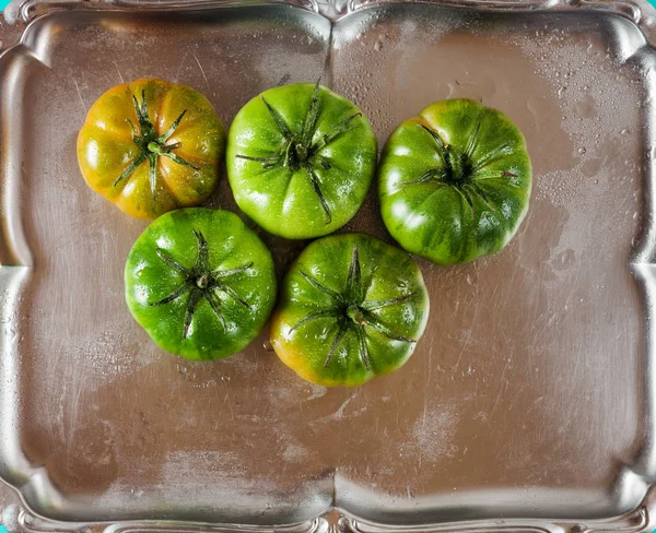 Gröna tomater på en silverbricka — Stockfoto
