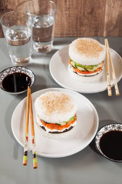 burger plakalı suşi pirinç yaptı ve somon, avocad füme