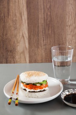 Hamburger gibi suşi pirinç yapılmış ve füme somon, avokado, lig