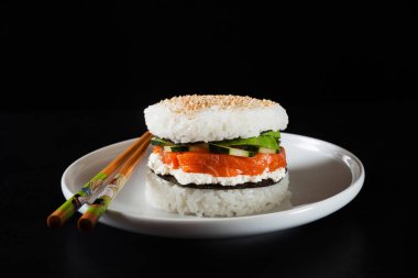 burger ile Japon yemekleri pilav yapılan ve somon, avoc füme