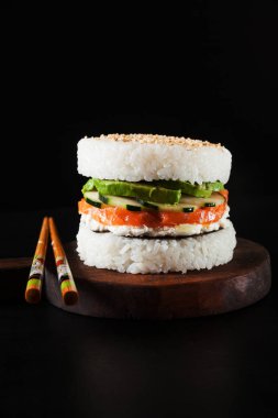 Hamburger gibi suşi pirinç yapılmış ve füme somon, avokado, lig