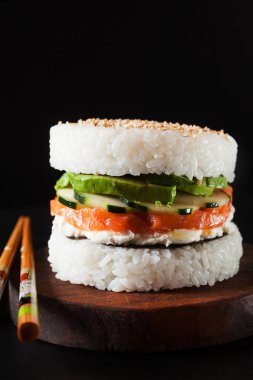 Ev yapımı suşi somon burger