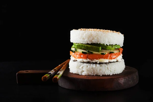 Sushi menüsü pirinç ve somon füme, yapılan burger ile avokado