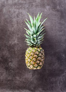 taş bir arka plan üzerinde olgunlaşmış ananas