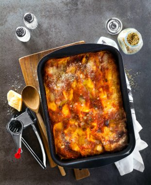 sebze ve kırmızı şarap ile klasik İtalyan patlıcan lazanya