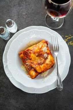 Geleneksel Italia çarşafların arasında katmanlı peynirli lasagne