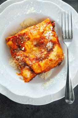 Geleneksel Italia çarşafların arasında katmanlı peynirli lasagne