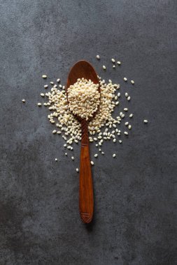 Karanlık bir arka plan üzerine bir tahta kaşık Ekecekleri