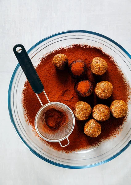 Dulces veganos crudos caseros con nueces y frutas secas en sto blanco —  Fotos de Stock