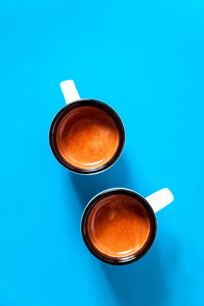 Två koppar espresso kaffebryggare på djup himmelsblå bakgrund — Stockfoto