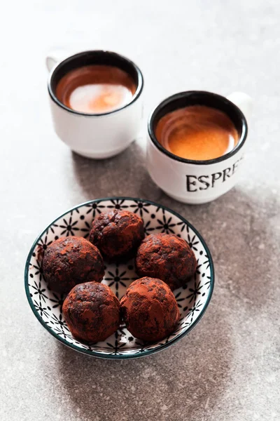Dos tazas de café expreso y trufas de chocolate en un gris —  Fotos de Stock