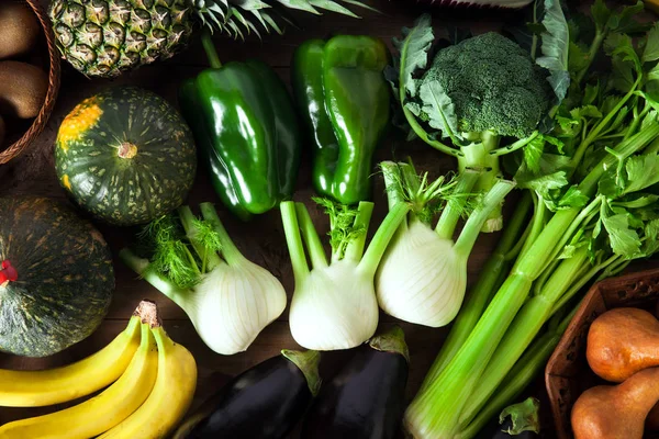 Surtido de frutas y verduras en una mesa de madera. saludable d —  Fotos de Stock