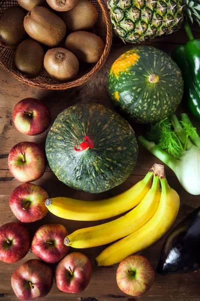 Surtido de frutas y verduras en una mesa de madera. saludable d —  Fotos de Stock