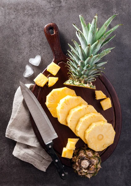 Abacaxi doce maduro fatiado em uma tábua de corte e faca. pedra — Fotografia de Stock