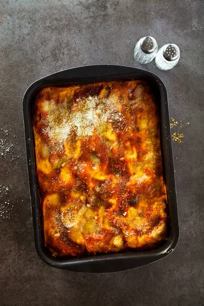 Primo piano di una tradizionale lasagna di formaggio fatta con sau bolognese — Foto Stock