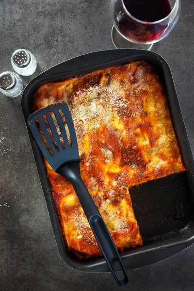 Clássica berinjela italiana Lasanha com legumes e vinho tinto em — Fotografia de Stock