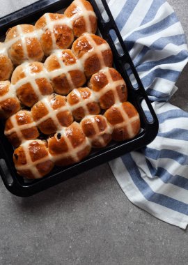 Paskalya için ev yapımı sıcak Cross Buns hazır