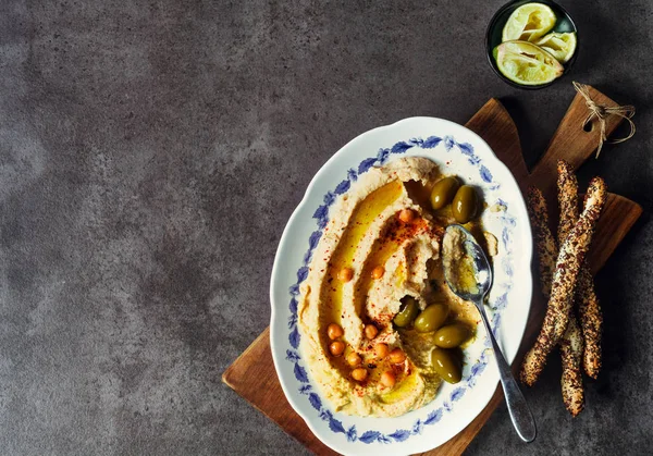 Gesunder hausgemachter cremiger Hummus mit Olivenöl und Semmelspießen — Stockfoto