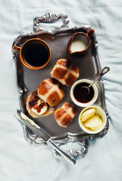 Desayuno en una bandeja de plata sobre sábanas azules en la cama. Ingenio de bollos —  Fotos de Stock